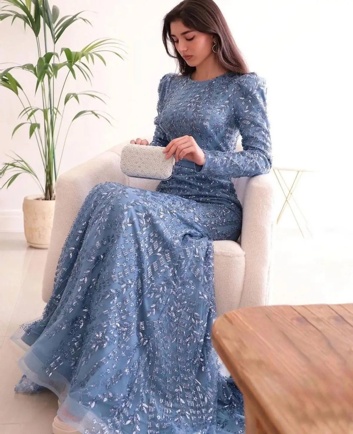 لباس مجلسی پوشیده 