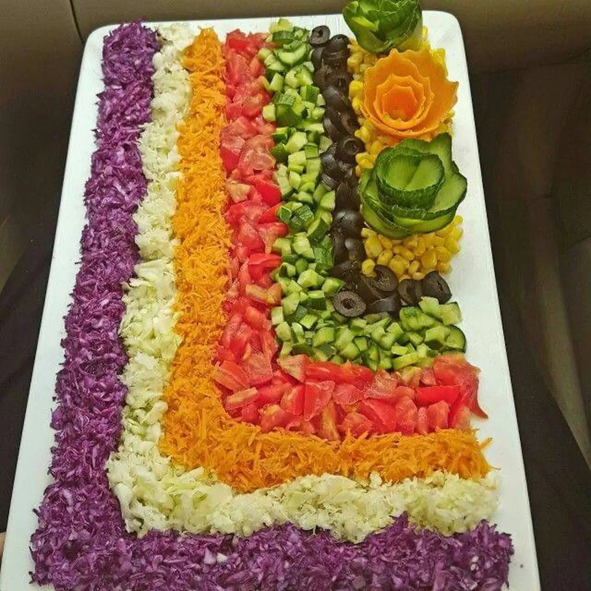 تزیین سالاد کاهو و خیار و گوجه 