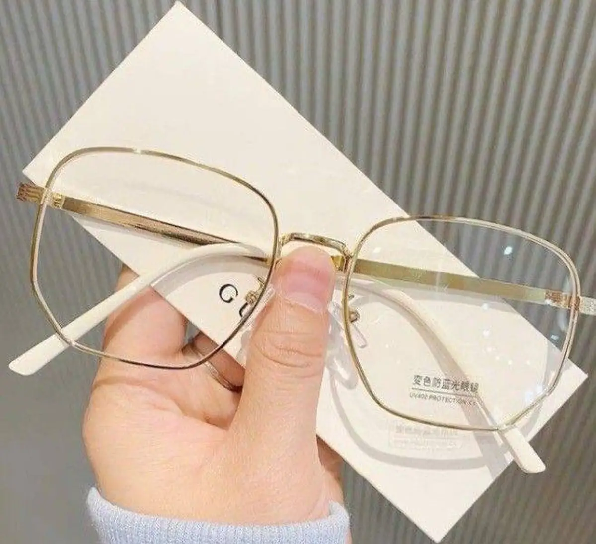 عینک طبی دخترانه شیک برای صورت گرد 