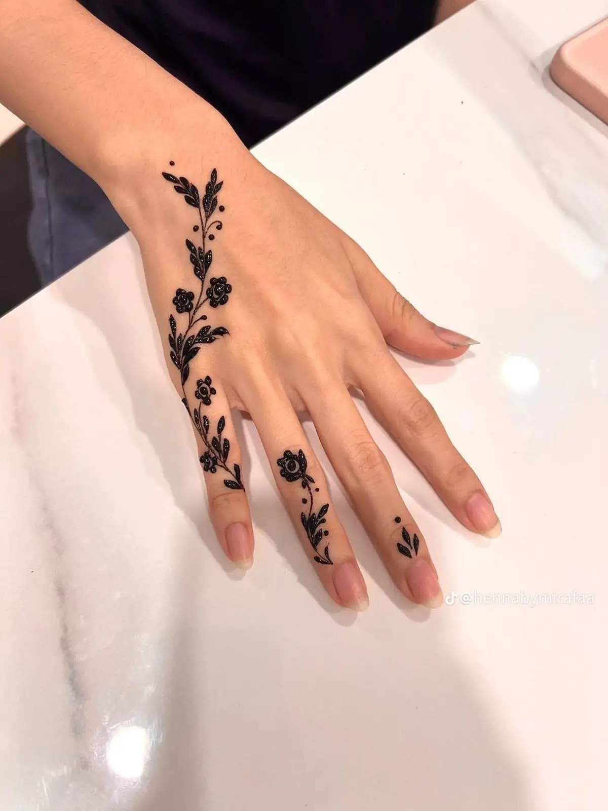 نقش حنای پشت دست 