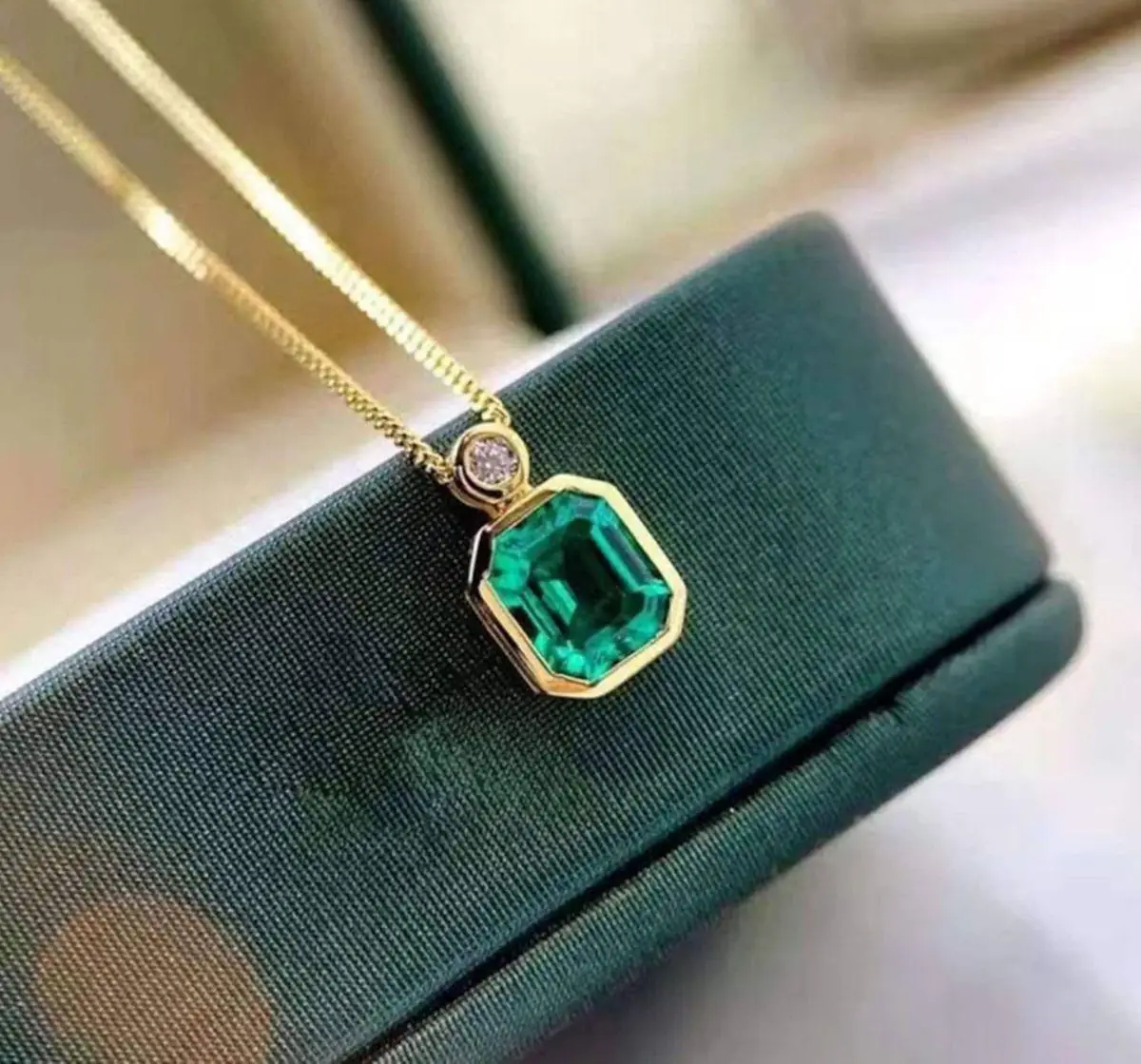 گردنبند با نگین سبز