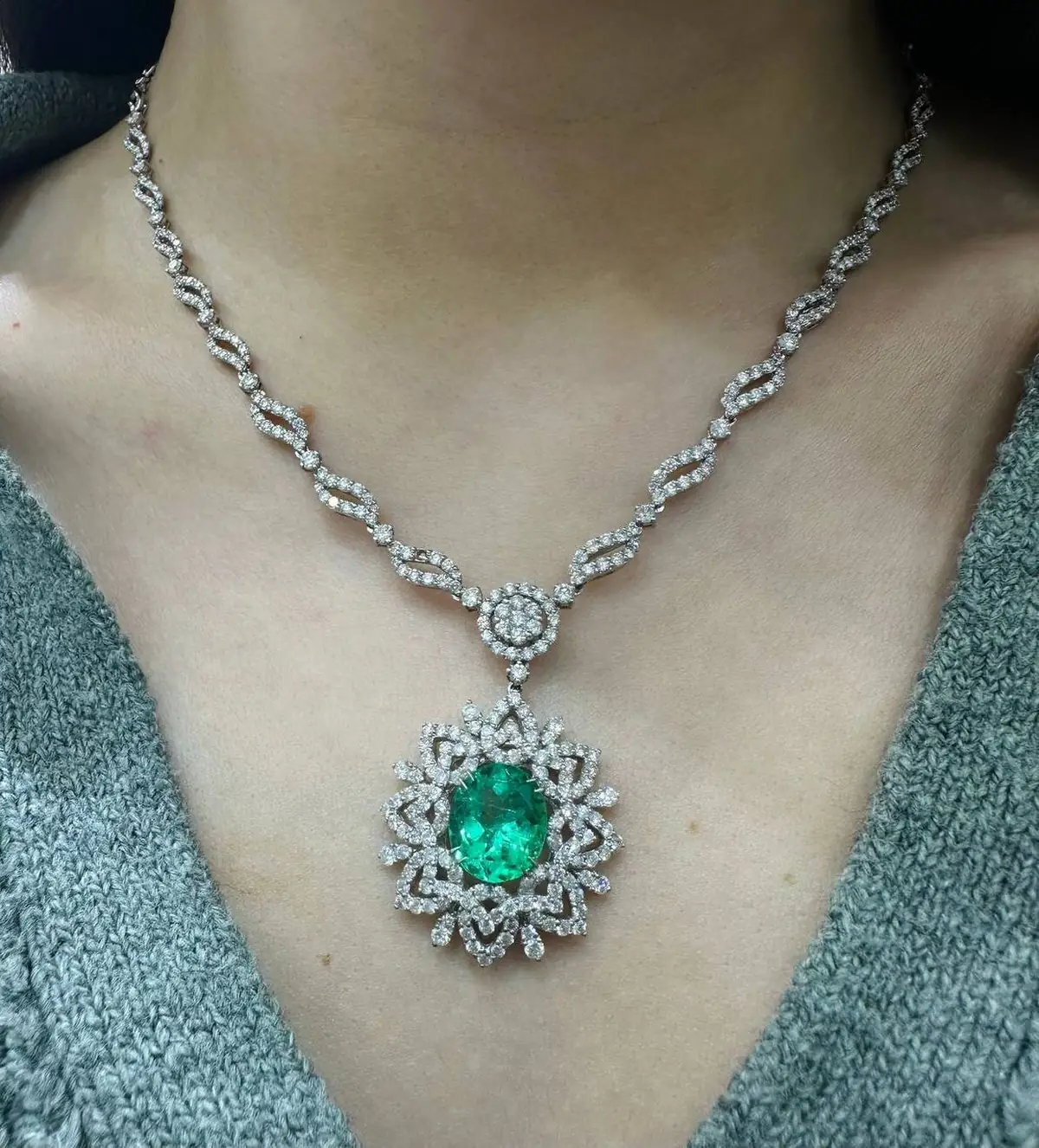 گردنبند سنگی قدیمی 