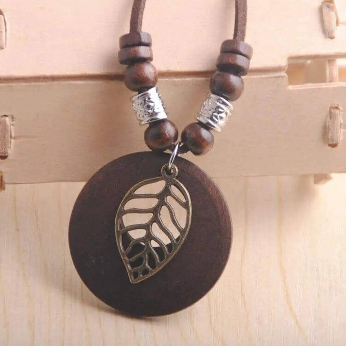 گردنبند چوبی بزرگ