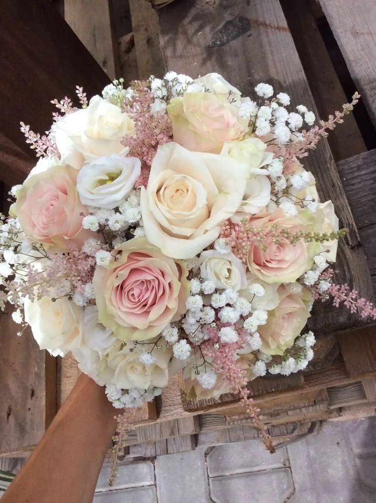 دسته گل عروس رز سفید صورتی 
