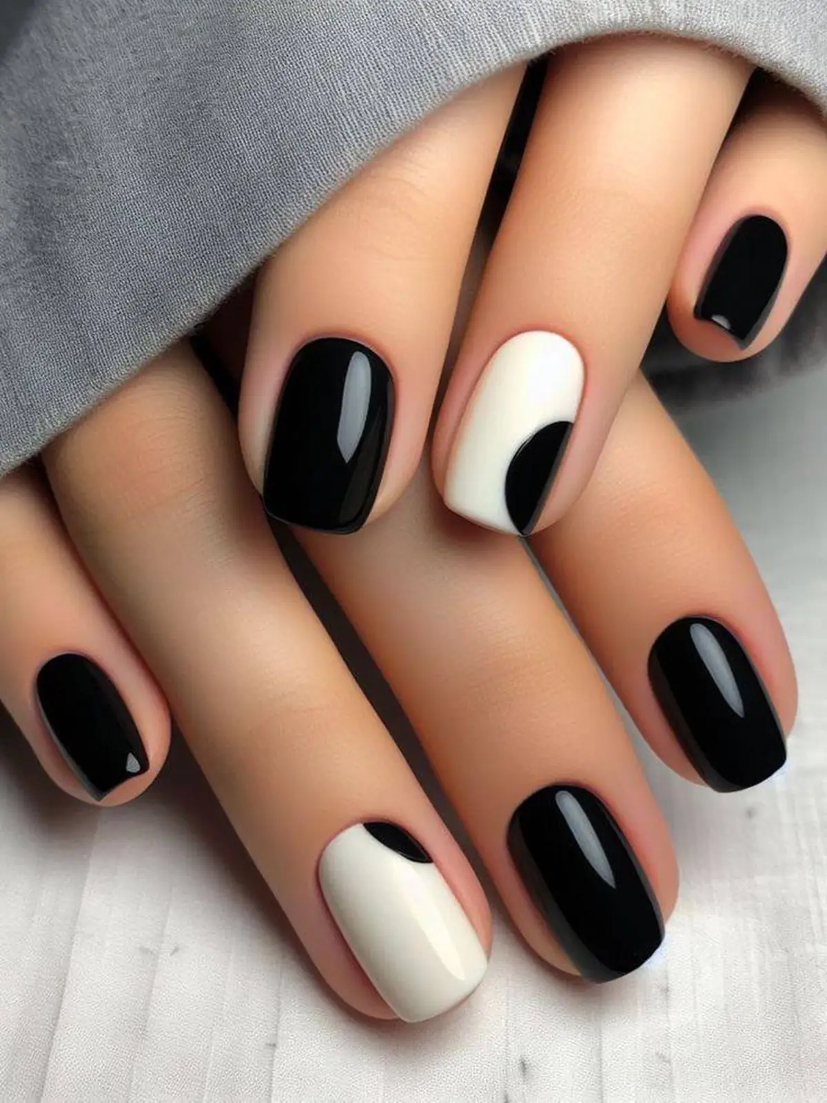 طراحی ناخن سفید مشکی