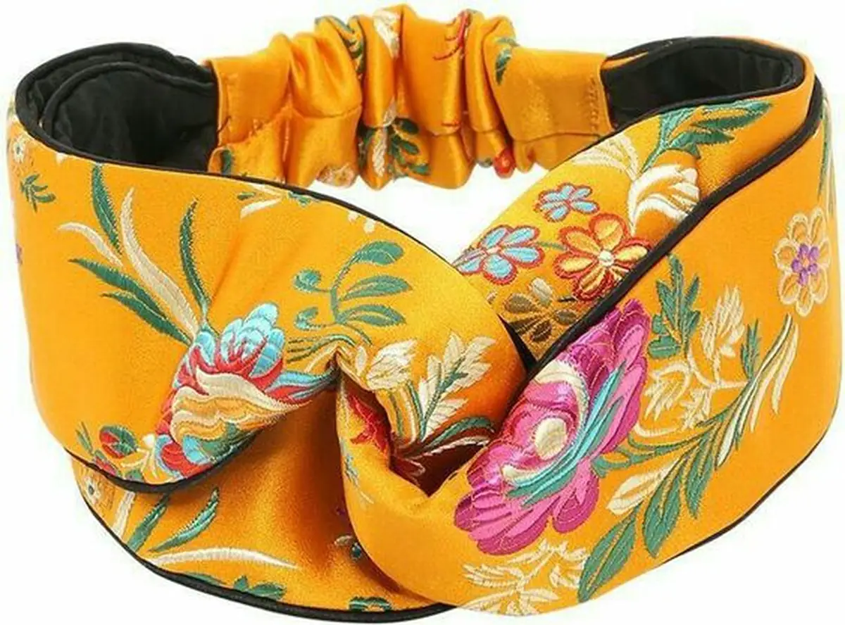 هدبند دخترانه زیر مقنعه