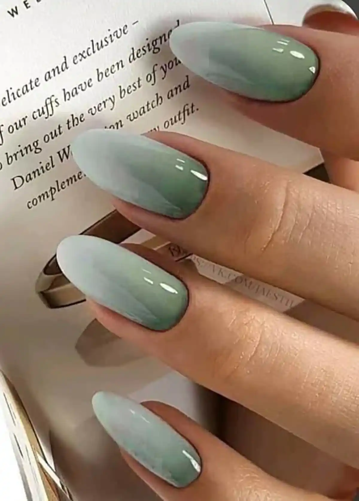 امبره بنفش ناخن