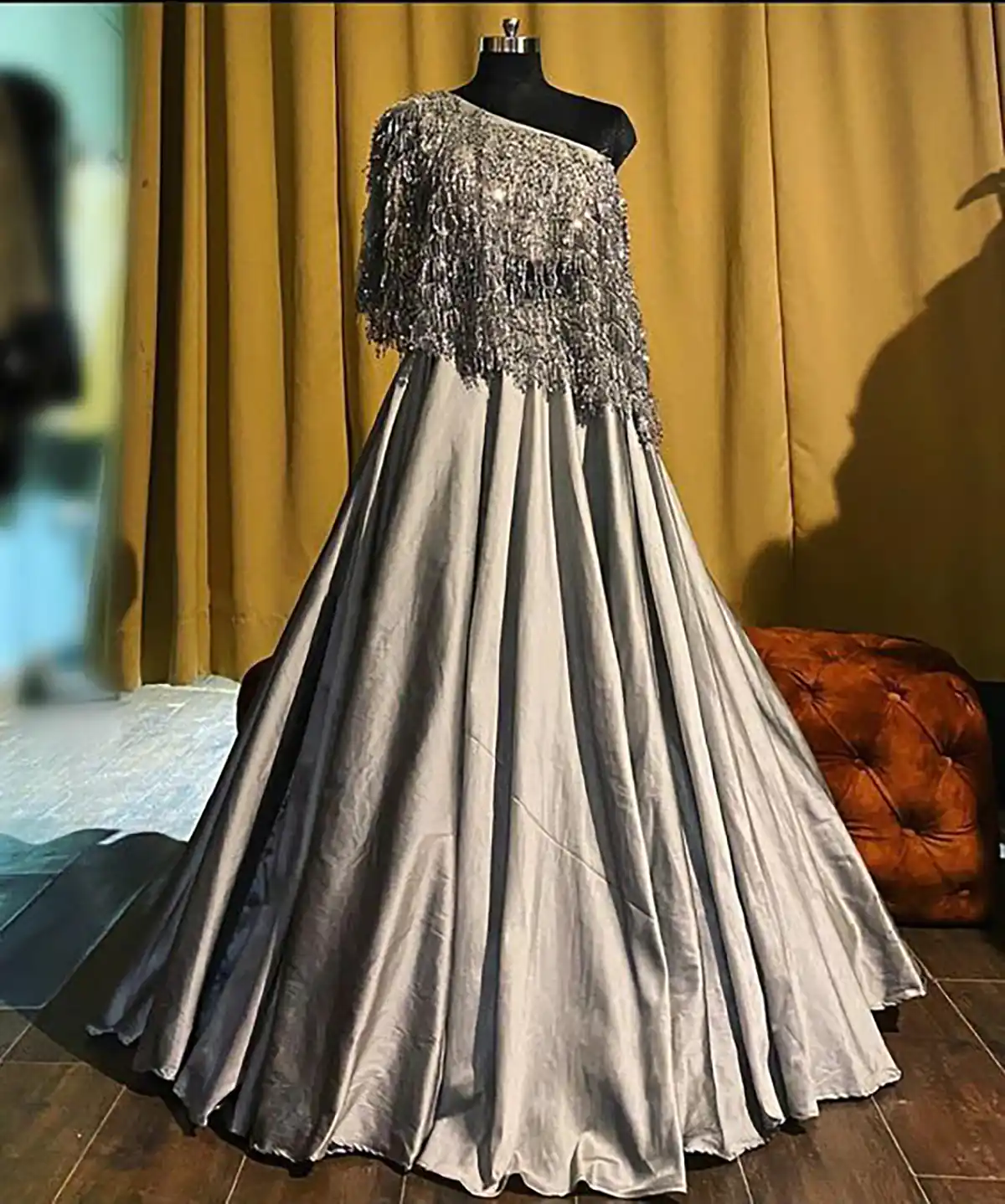 لباس مجلسی پوشیده 
