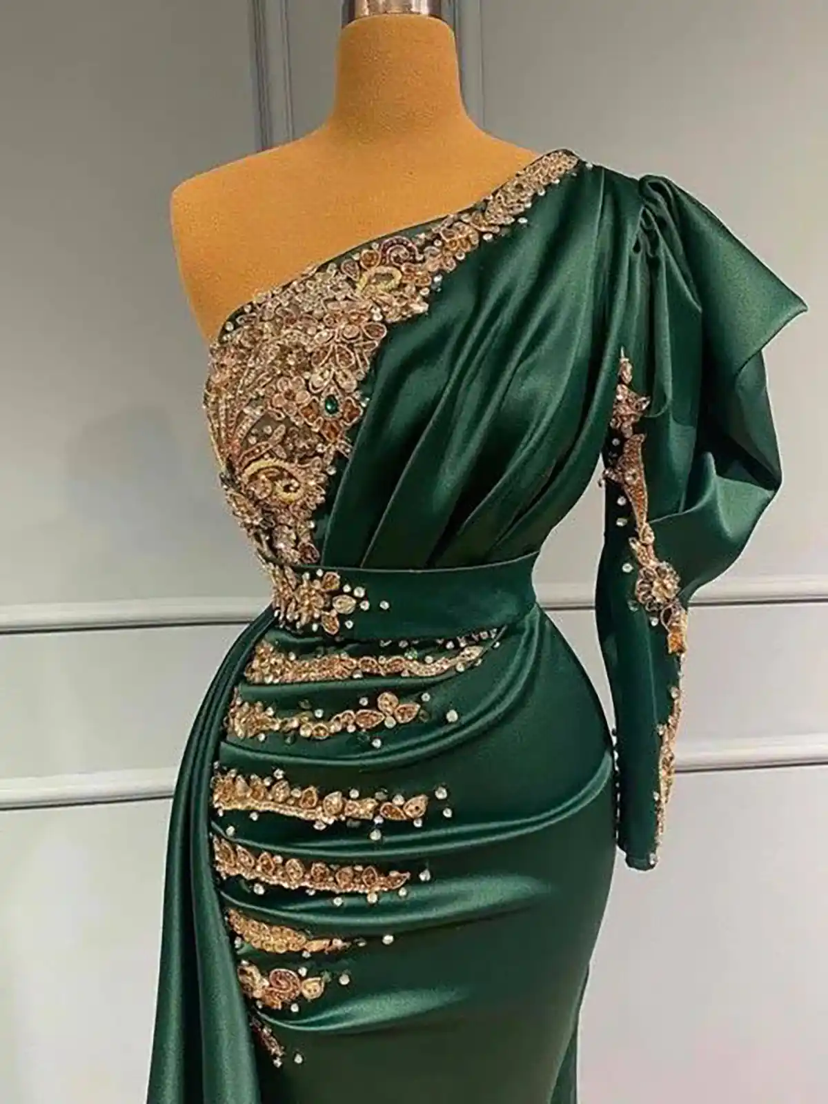 لباس مجلسی سبز پوشیده