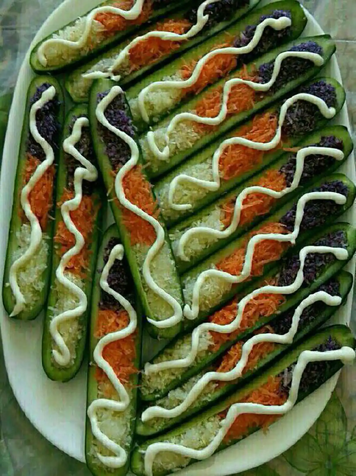 تزیین سالاد کاهو در ظرف مستطیل