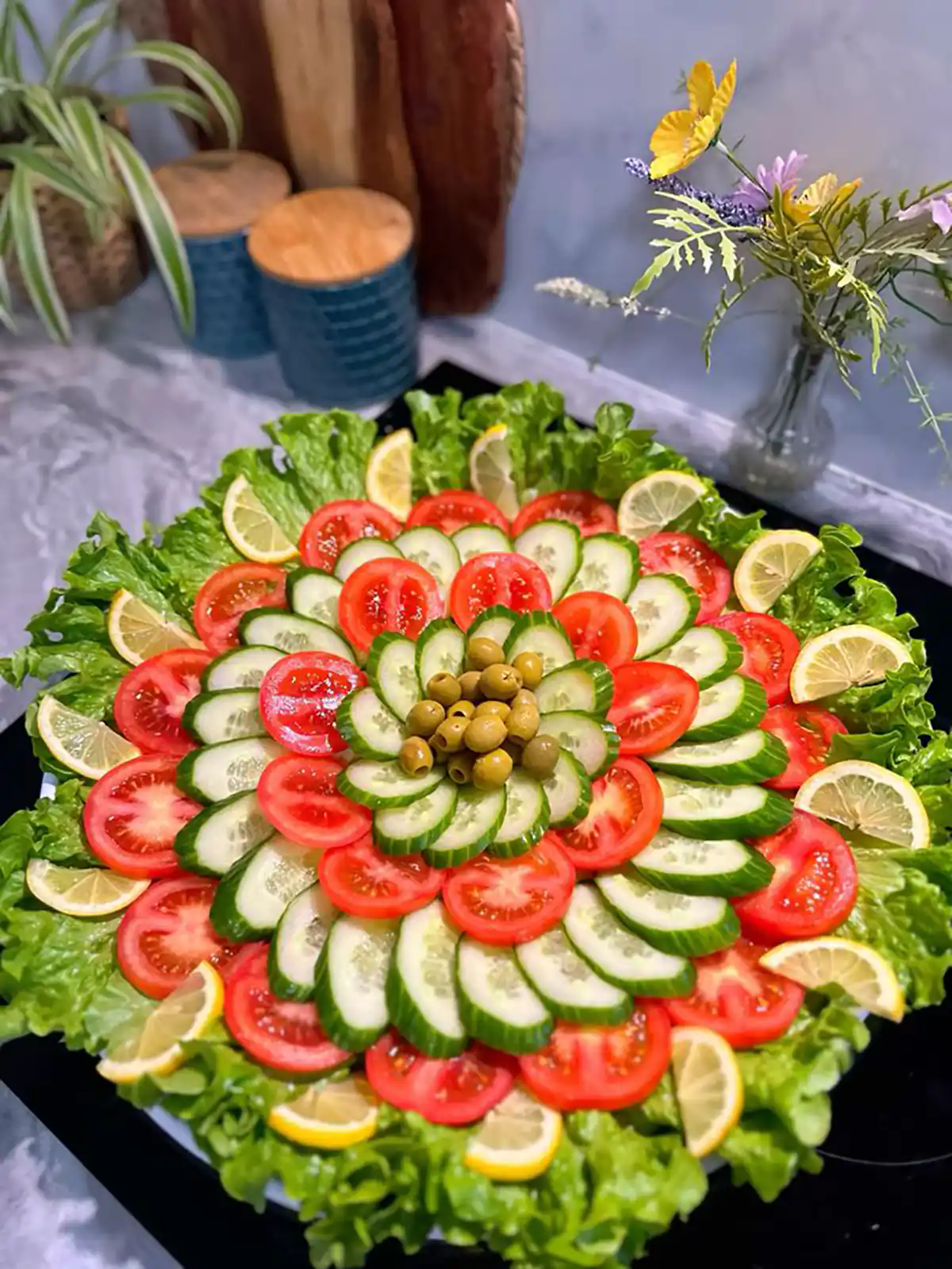 تزیین سالاد کاهو در ظرف گرد