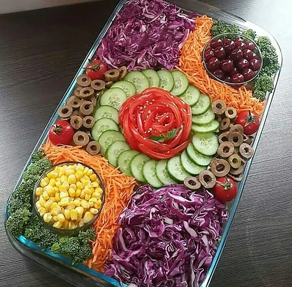 تزیین سالاد کاهو و خیار و گوجه و هویج 