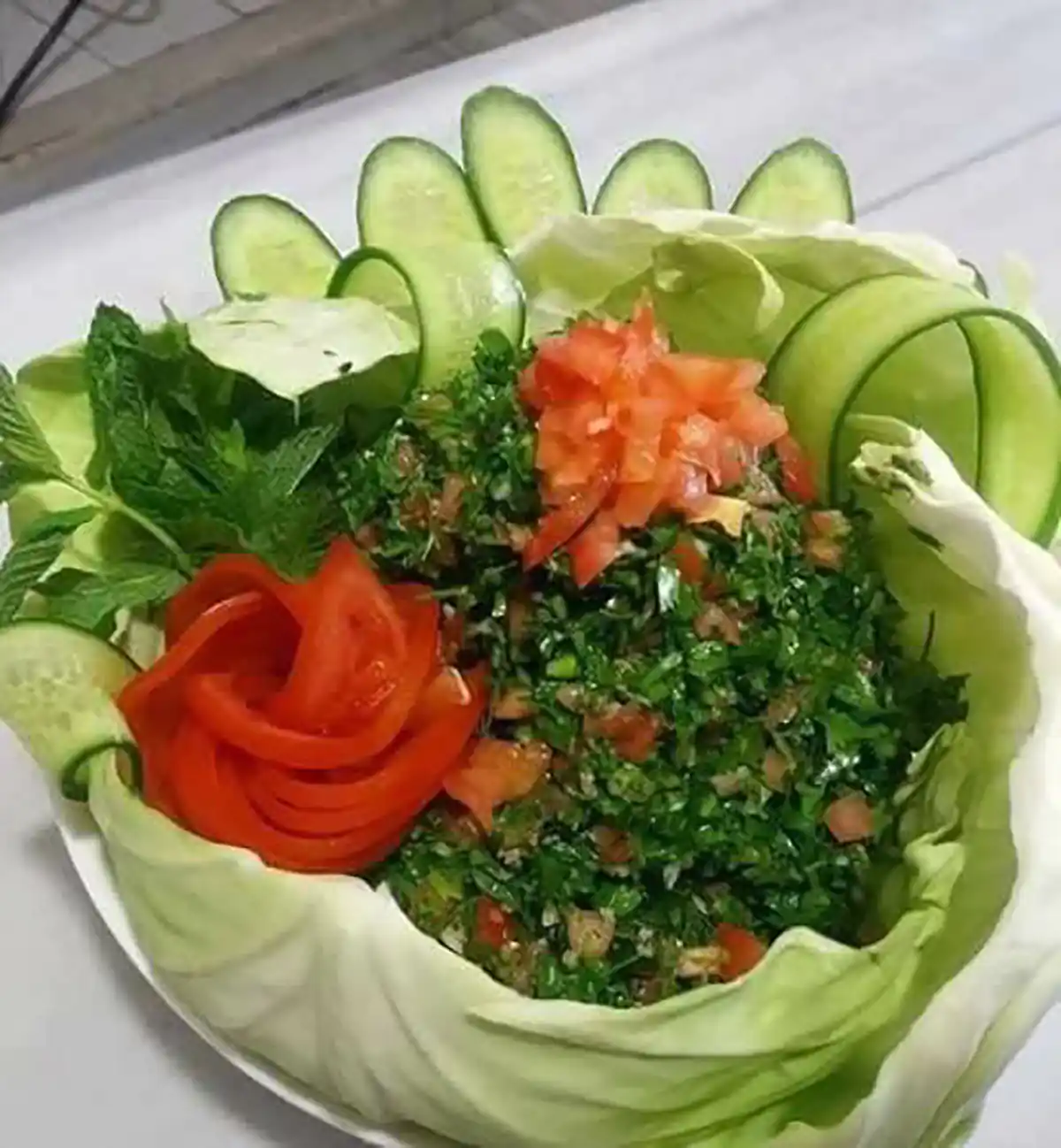 تزیین سالاد کاهو در ظرف گرد
