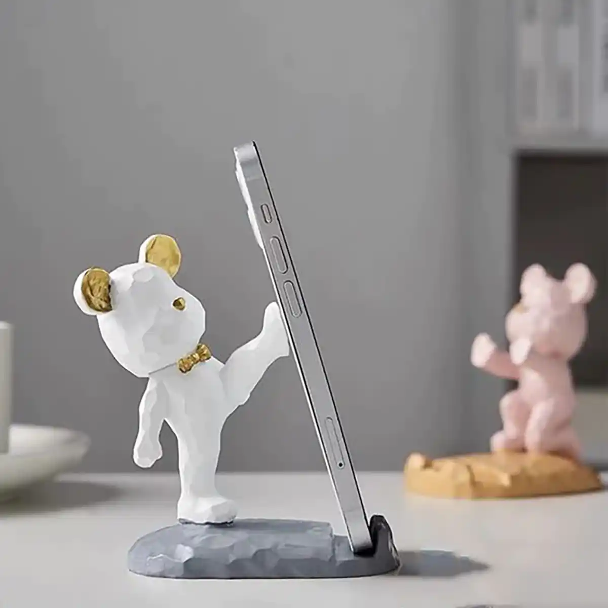 پایه نگهدارنده موبایل در خانه 