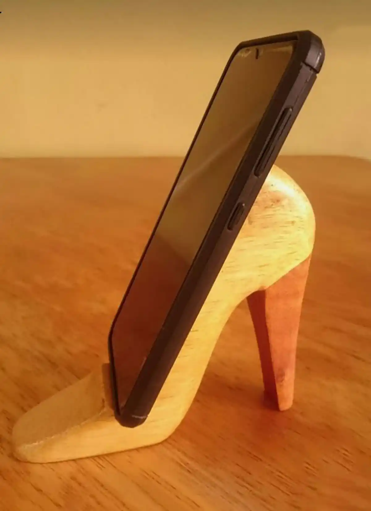 پایه نگهدارنده موبایل در خانه 