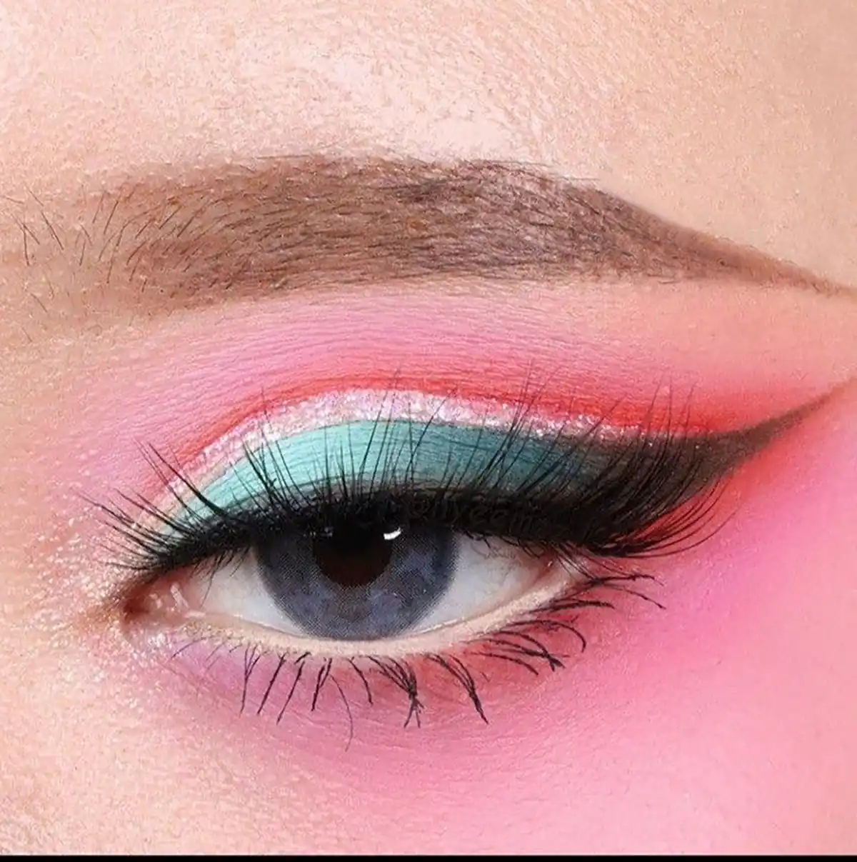 خط چشم گربه ای