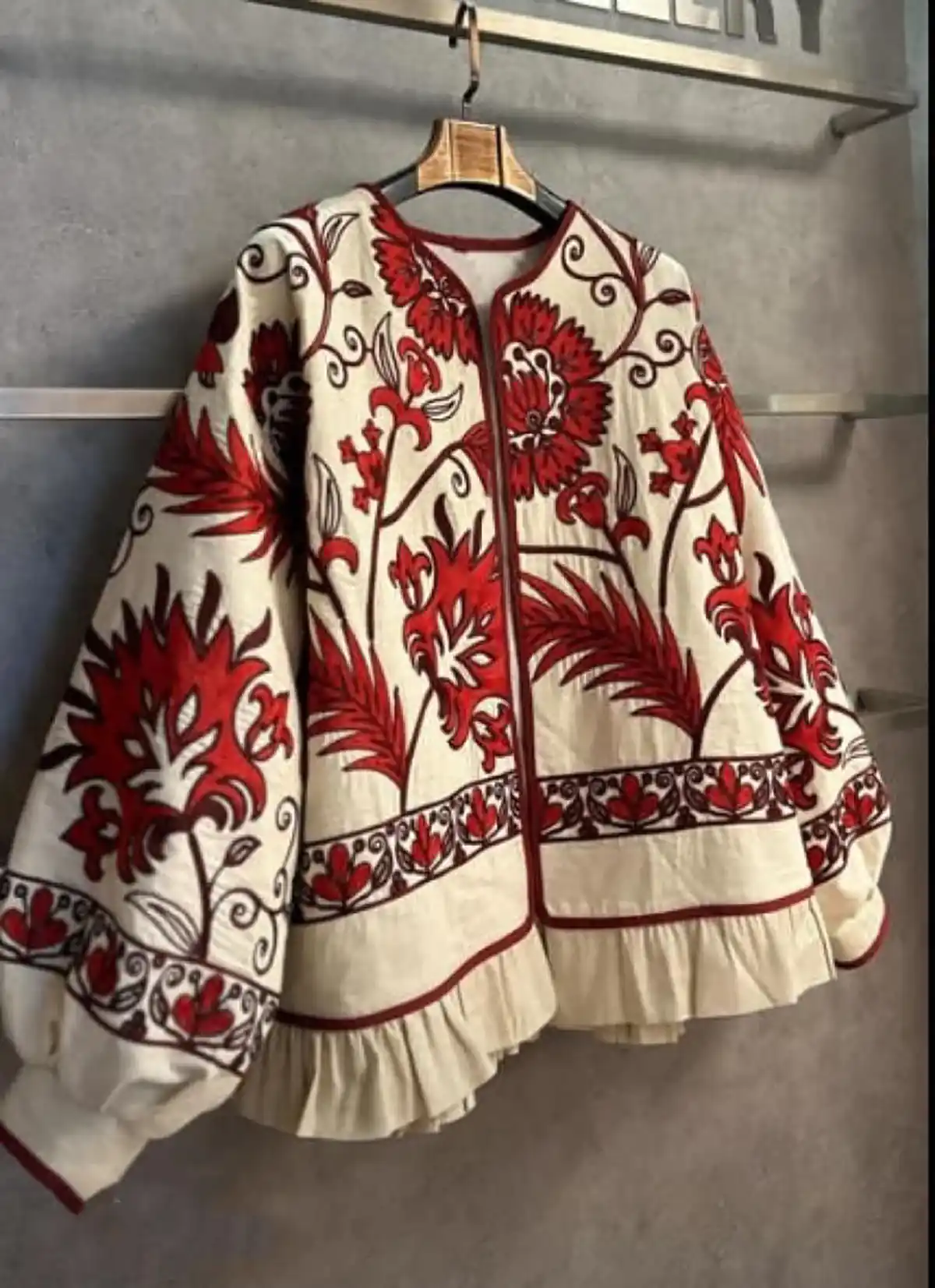 کت قرمز با شلوار مشکی زنانه 