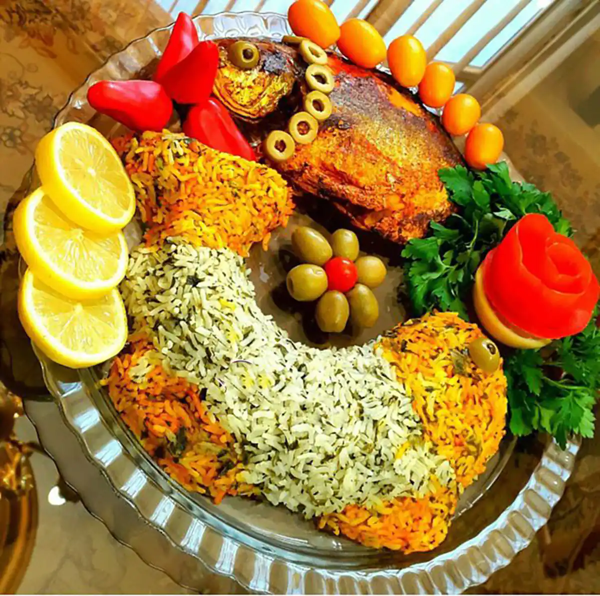 تزیین ماهی سرخ شده در دیس 