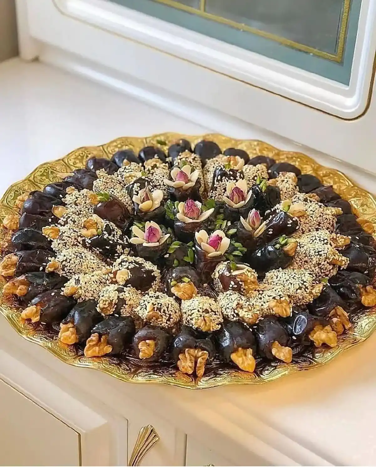 چیدن خرما در ظرف