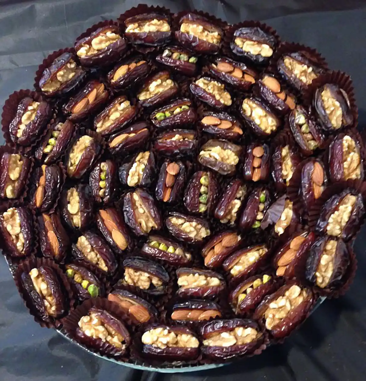 طرز درست کردن خرما با گردو