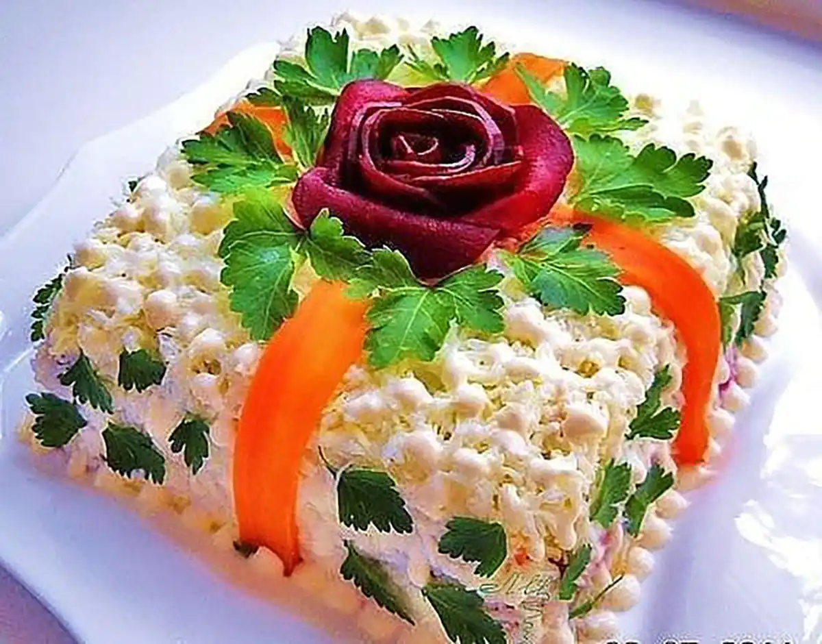 تزیین سالاد الویه با گوجه و خیارشور 