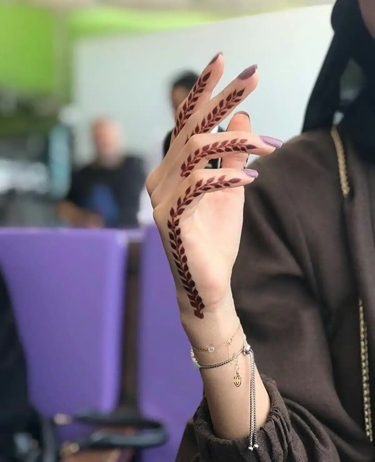 طرح حنا ساده روی انگشت 