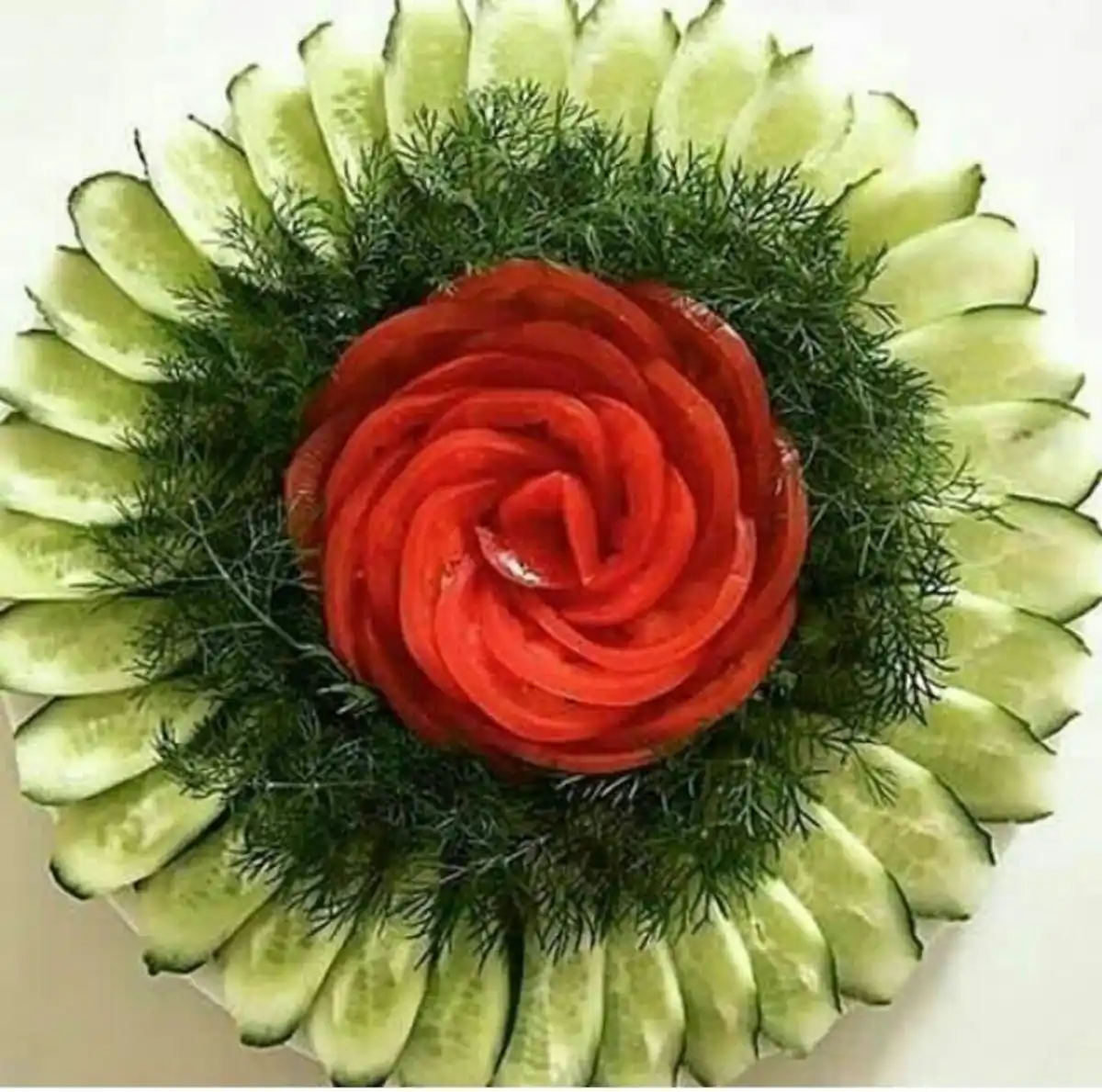 تزیین سالاد کاهو در ظرف گرد 