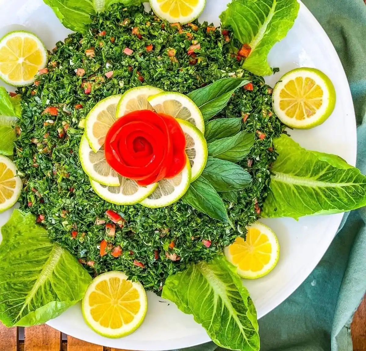 تزیین سالاد کاهو و خیار و گوجه و هویج 