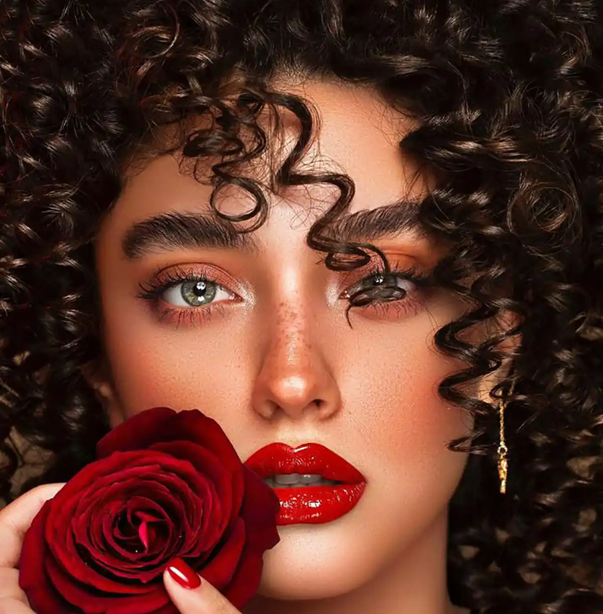 رژ لب قرمز تیره