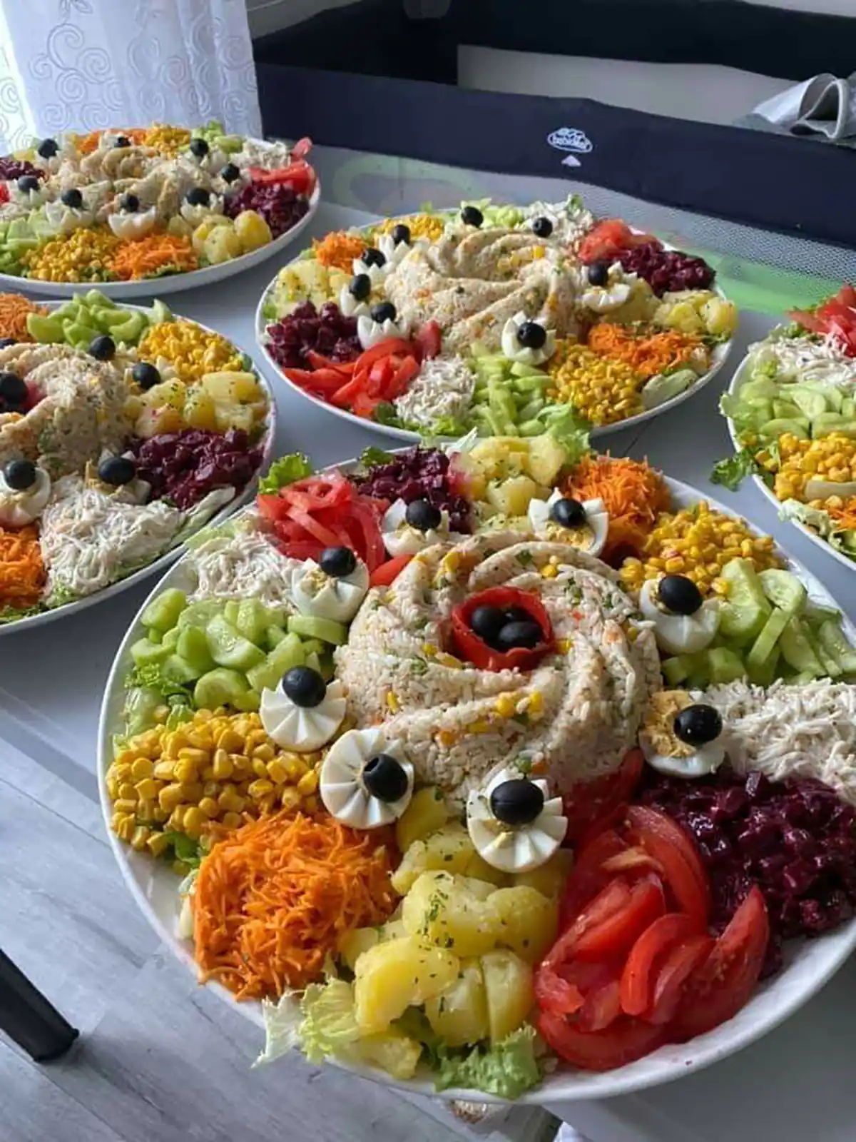 تزیین سالاد کاهو و خیار و گوجه و هویج 