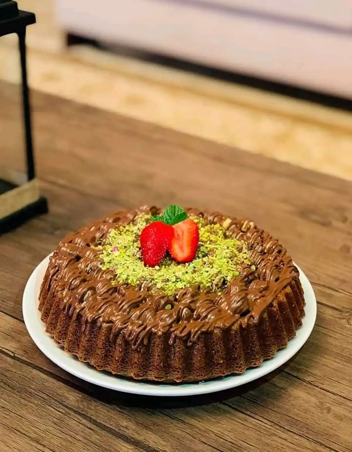 تزیین کیک با شکلات آب شده
