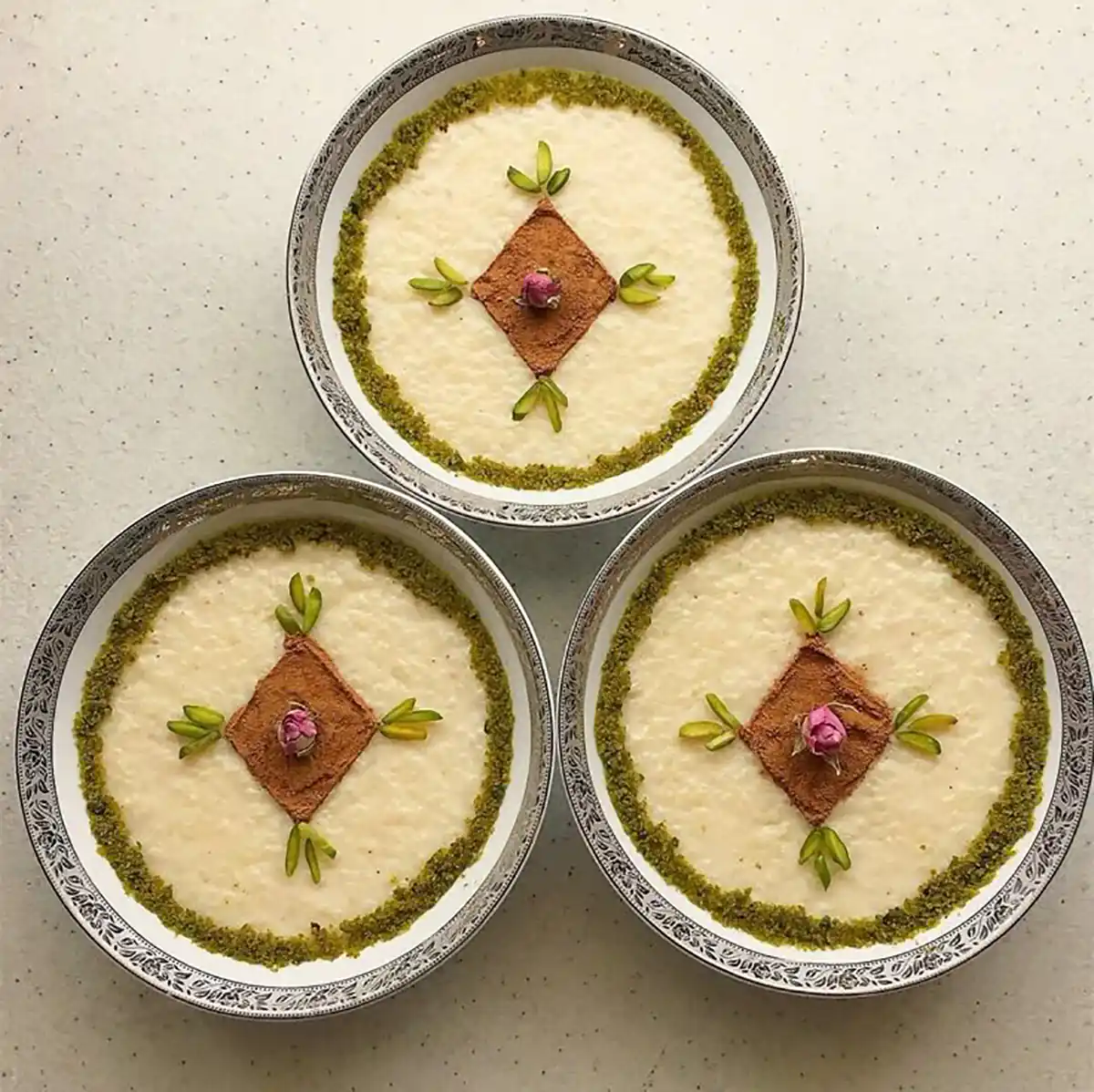 طرز تهیه فرنی میوه ای برای نوزاد تزیین فرنی با موز