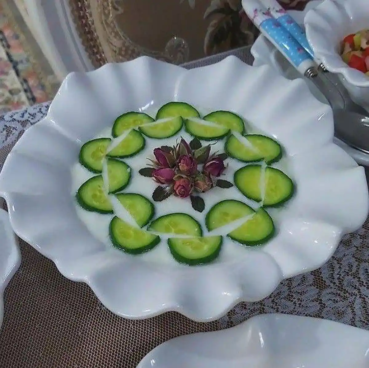 تزیین ماست برای مهمانی تزیین سالاد کاهو تزیین سالاد شیرازی انواع ماست برای مهمانی
