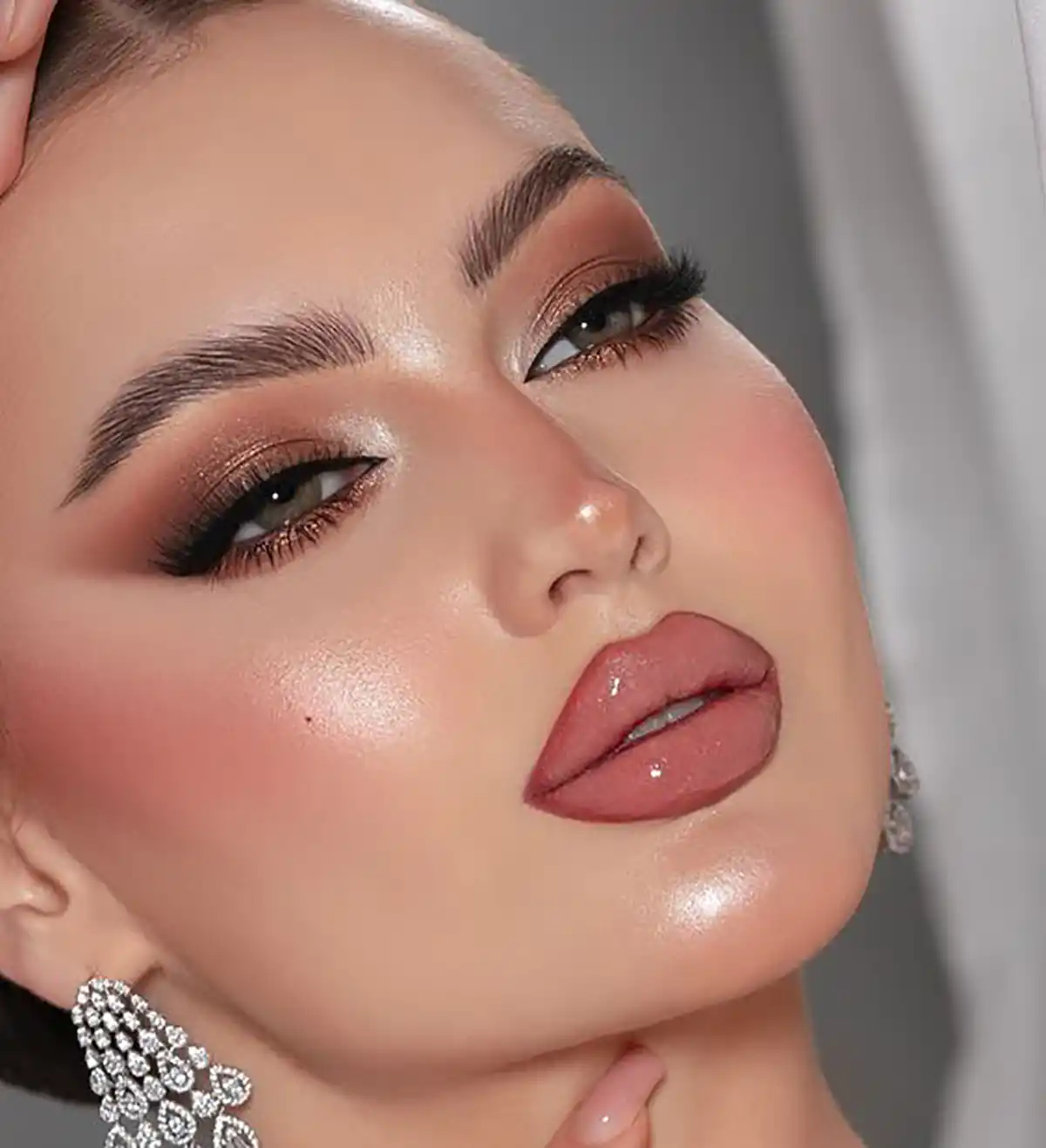 آرایش دخترانه ساده و شیک برای عروسی میکاپ دخترانه برای عروسی ارایش صورت خیلی ساده و شیک ارایش ساده آموزش آرایش صورت در خانه اموزش میکاپ دخترانه برای عروسی 