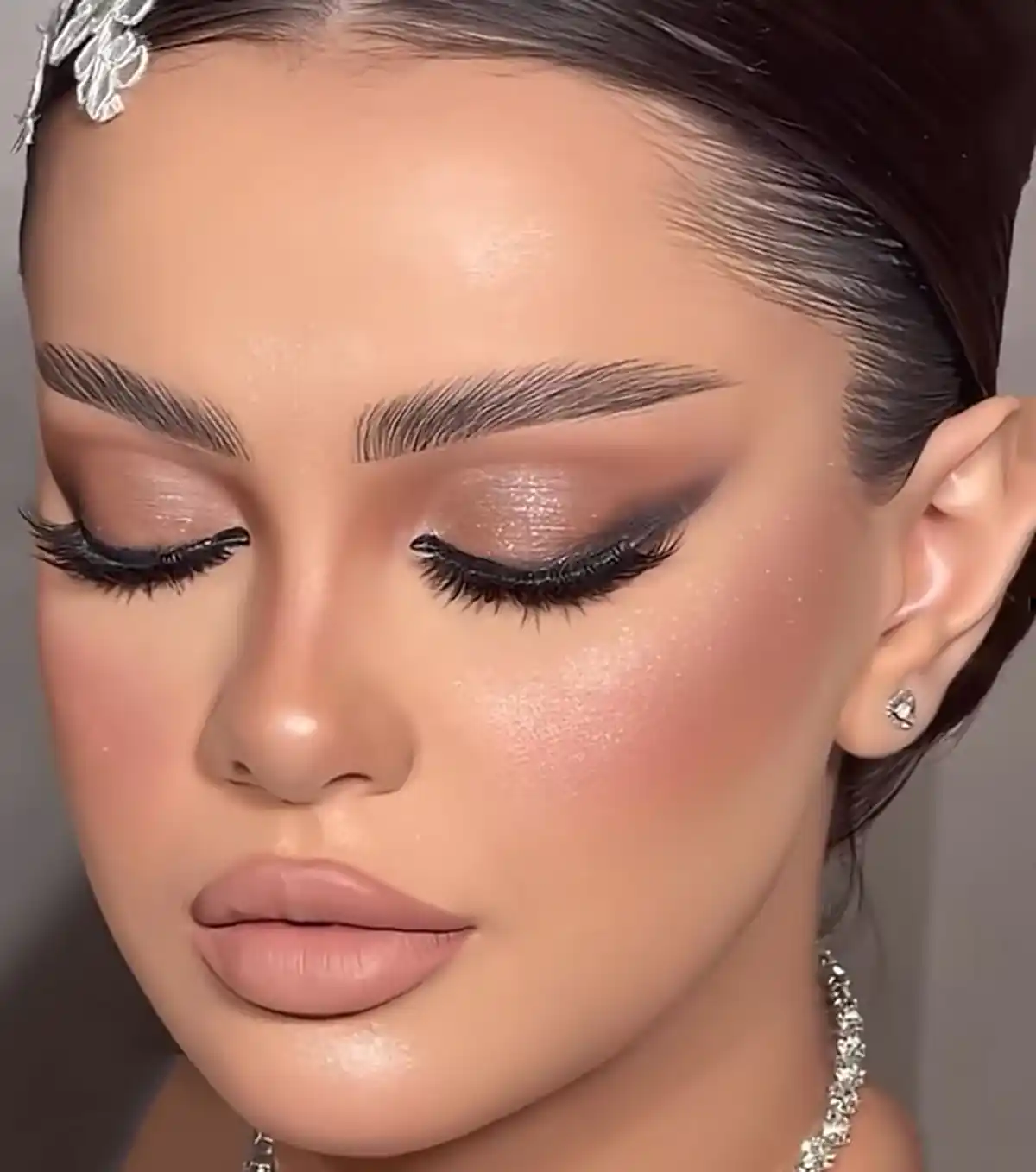 میکاپ دخترانه برای عروسی آرایش ساده دخترانه اموزش میکاپ دخترانه برای عروسی آموزش آرایش صورت در خانه آرایش ملایم دخترانه ارایش عروسی