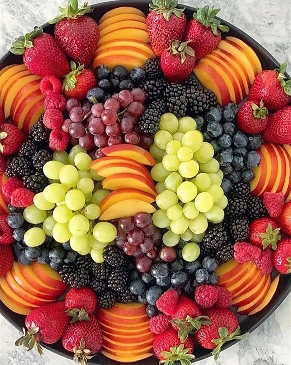 تزیین میوه شب یلدا در سینی تزیین میوه شب یلدا برای عروس تزیین میوه شب یلدا ساده تزیین میوه عروس ساده میوه آرایی شب یلدا میوه آرایی ساده