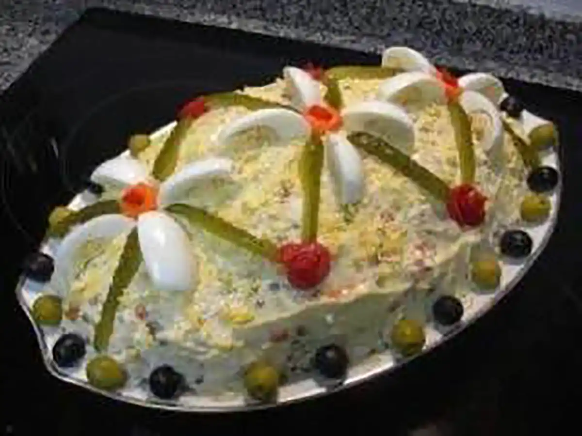 تزیین سالاد الویه ساده و شیک تزیین سالاد الویه مجلسی تزیین سالاد الویه با گوجه و خیارشور تزیین سالاد الویه تک نفره تزیین سالاد الویه با گوجه گیلاسی تزیین سالاد الویه با نان تست 