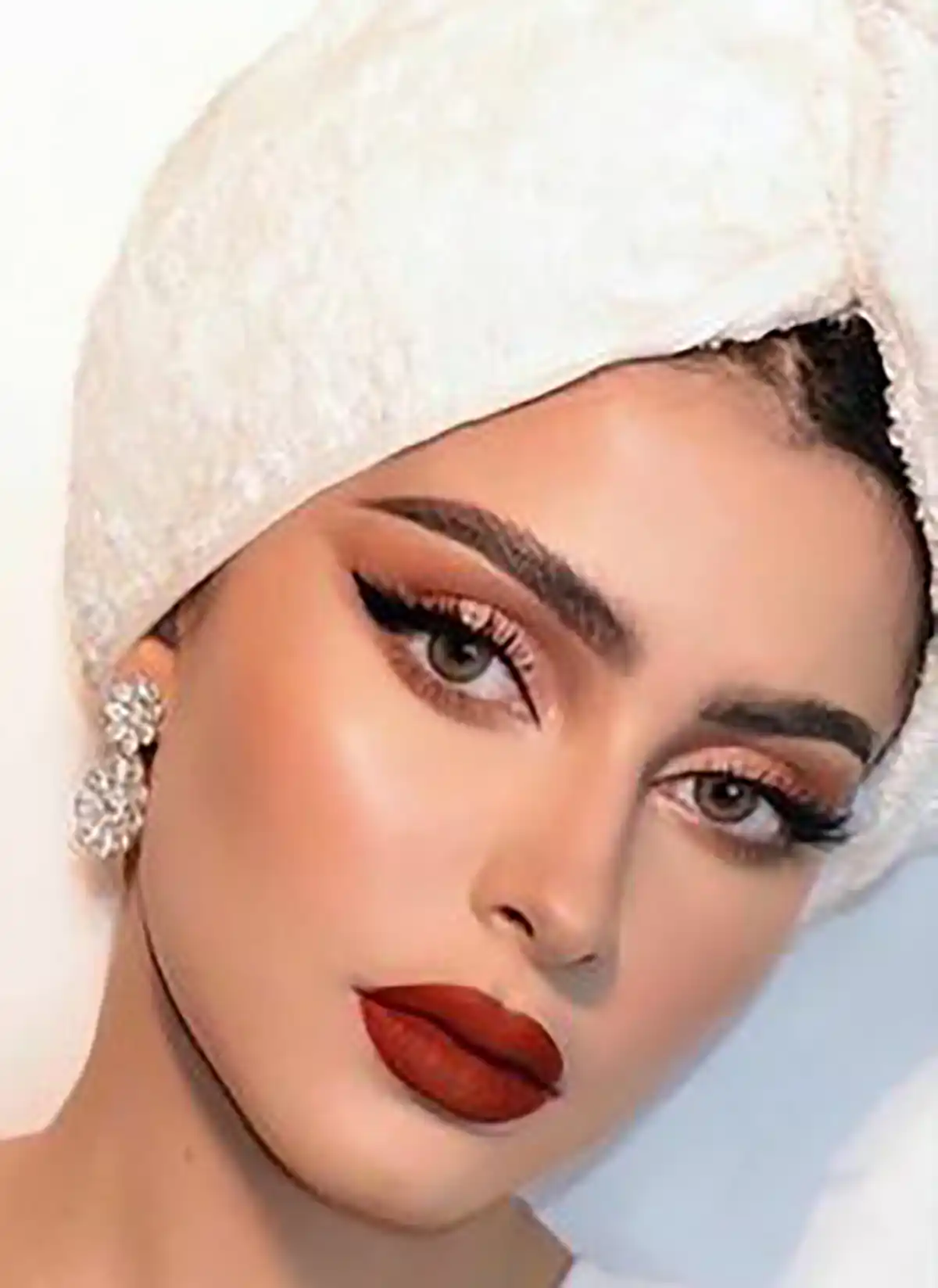 ارایش با رژ قرمز دخترانه آرایش اسموکی با رژ قرمز آرایش اروپایی با رژ قرمز میکاپ عروس با رژ قرمز آرایش با رژ قرمز تیره با رژ قرمز چه سایه ای بزنیم