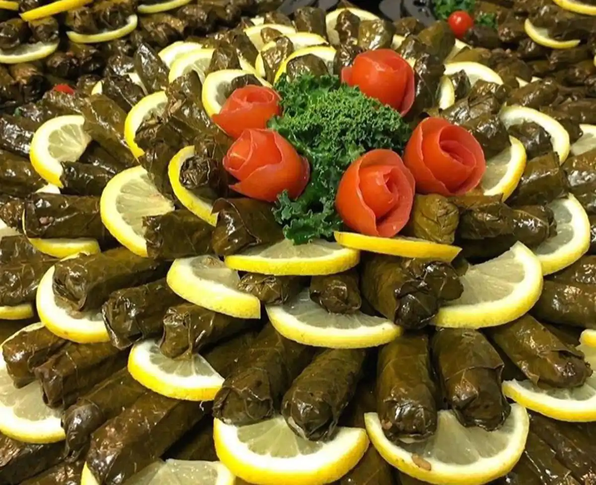 تزیین دلمه برگ مو با زرشک تزیین دلمه برای جشنواره غذا تزیین دلمه کلم برای مهمانی تزیین دلمه برای مدرسه تزیین دلمه برای شب یلدا تزیین دلمه برای عروس