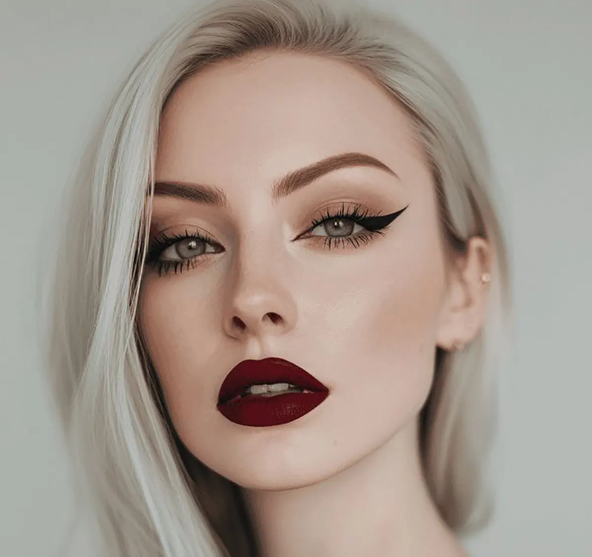 ارایش با رژ قرمز دخترانه
