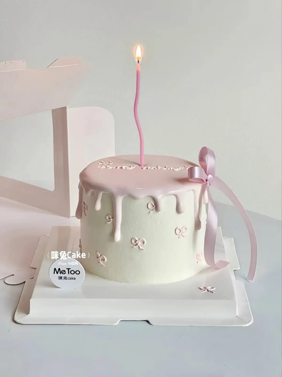 کیک مینیمال صورتی
