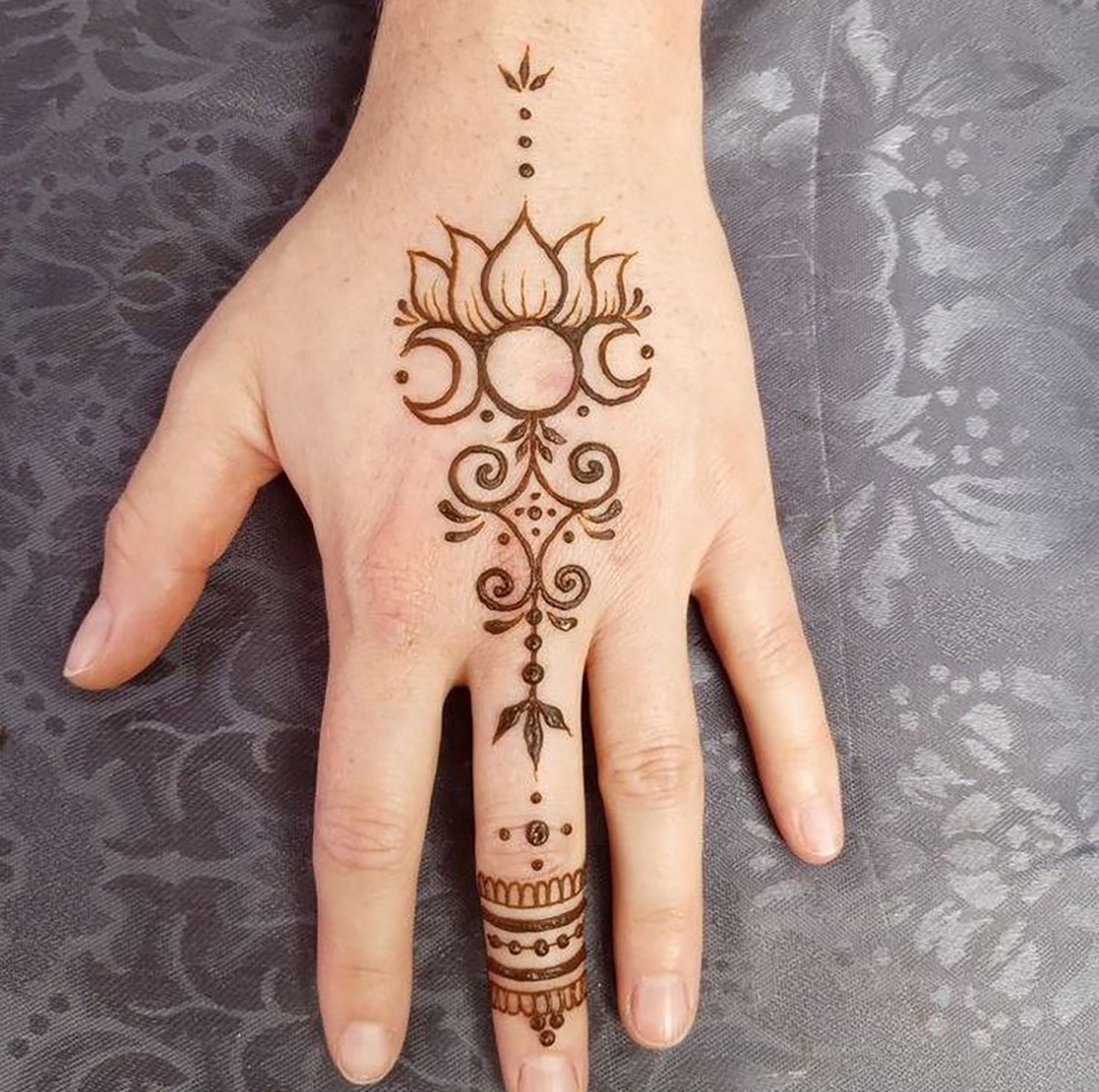 آموزش حنا روی دست آسان