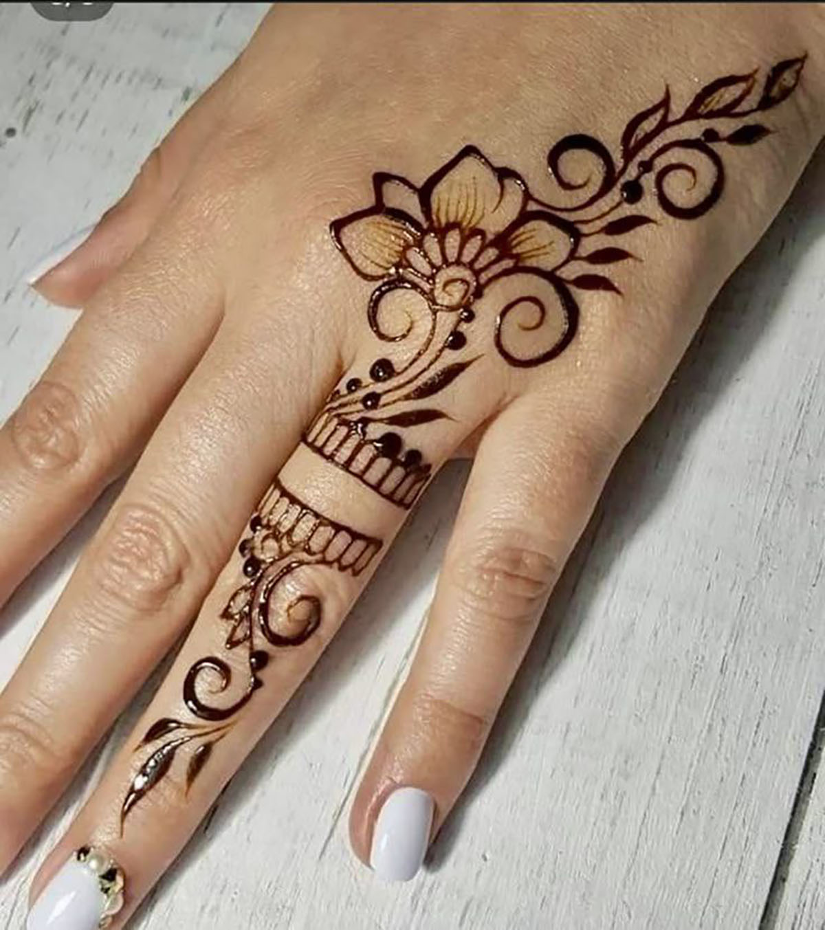 طرح حنا هندی روی دست