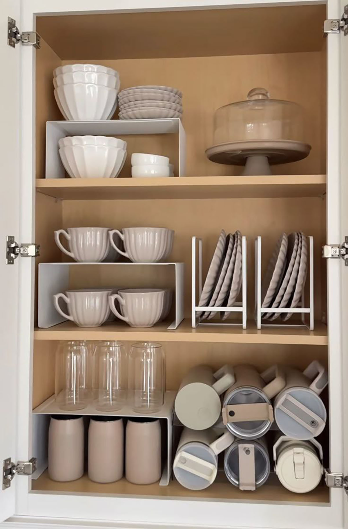 چیدمان ظروف در کابینت
