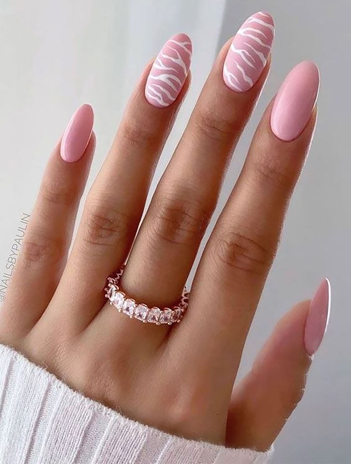 طرح ناخن سفید صورتی دخترانه