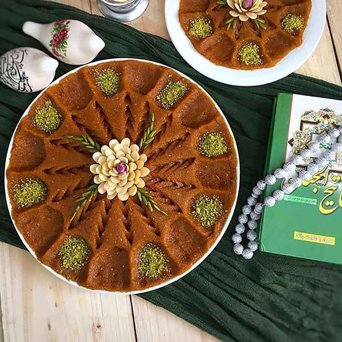 زیین خرما و حلوا برای مراسم ختم