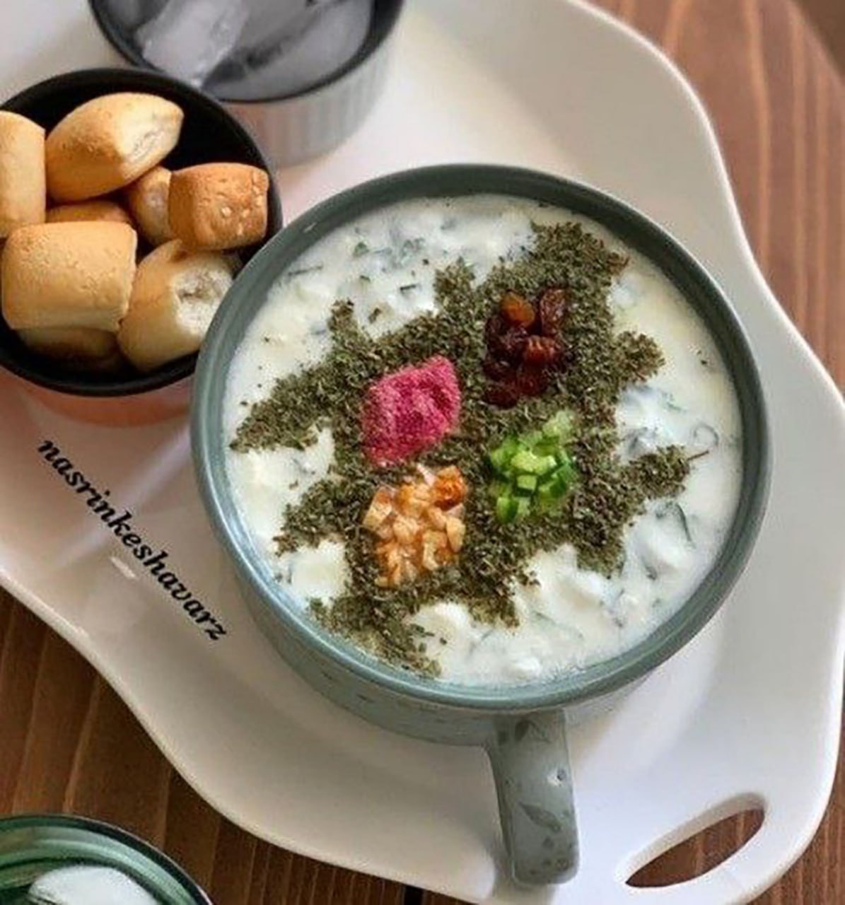 تزیین ماست با نعناع خشک
