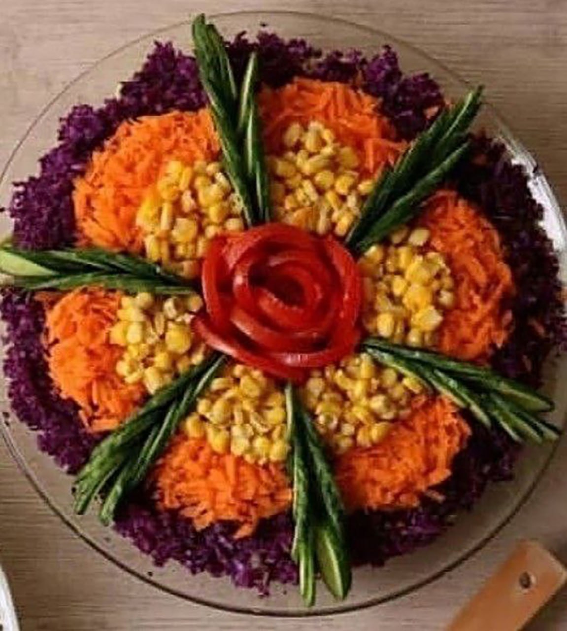 زیین سالاد کاهو و خیار و گوجه و هویج