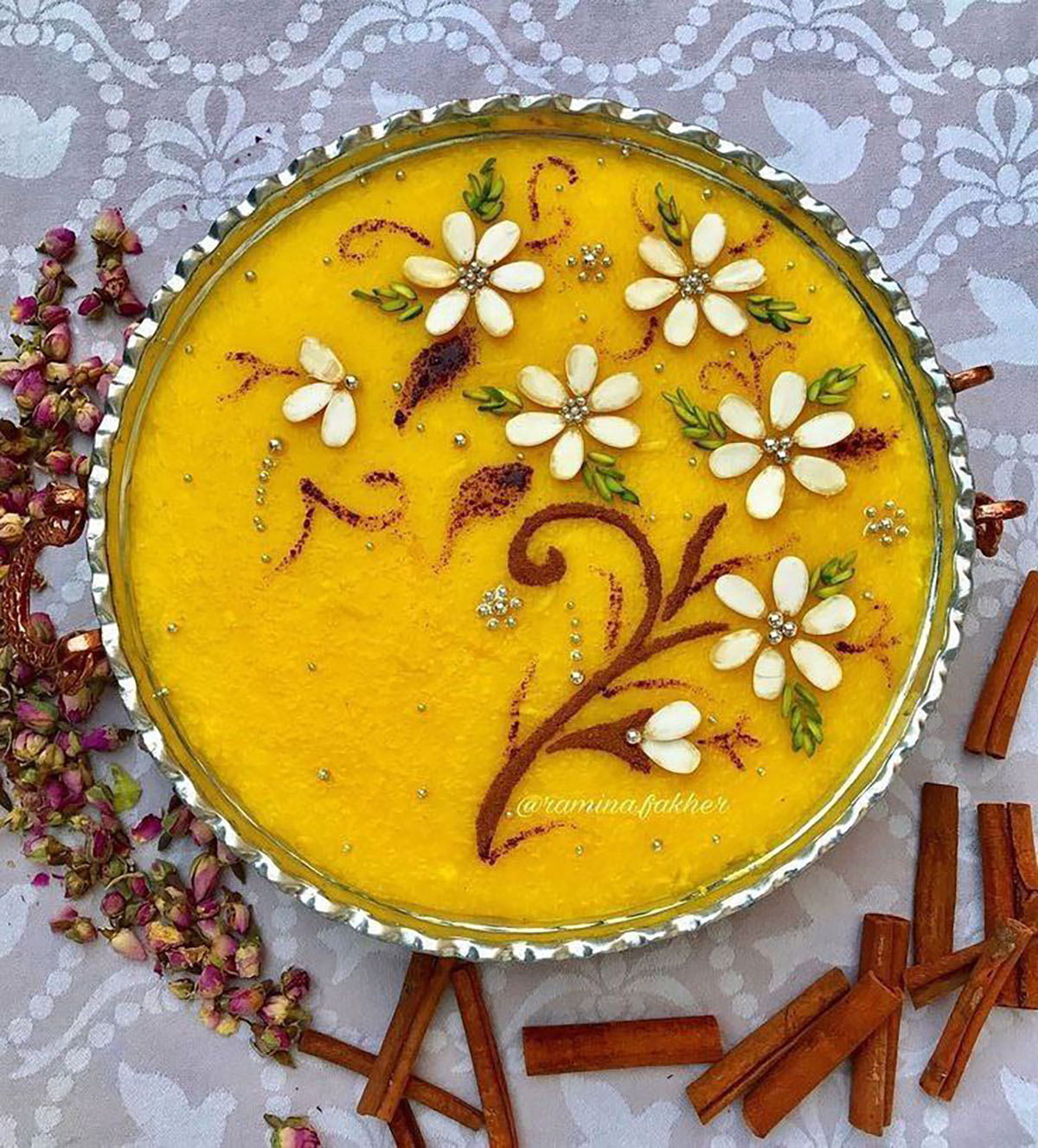 تزیین شله زرد با دارچین و گل محمدی