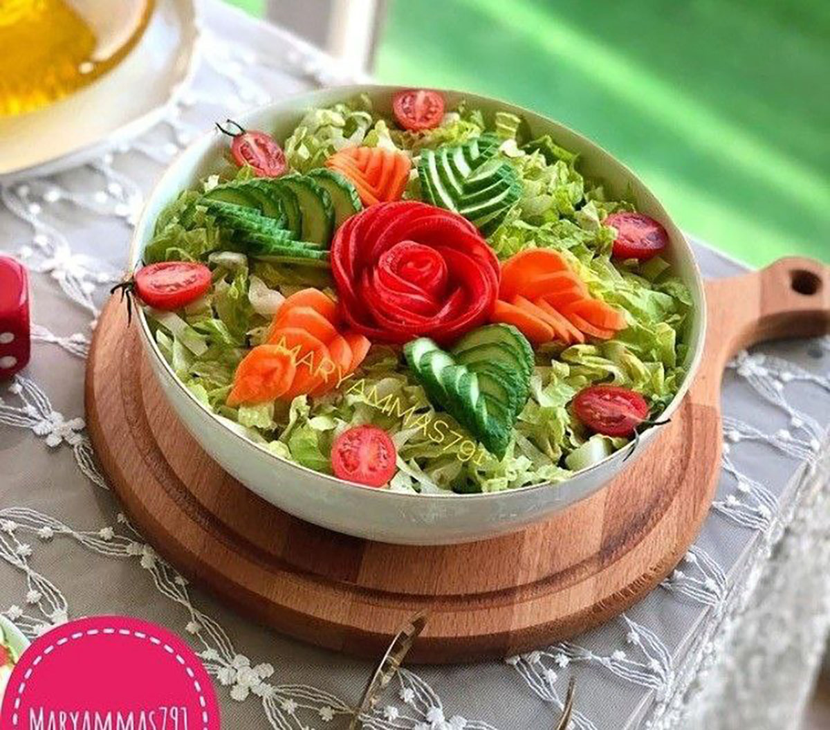 تزیین سالاد کاهو در ظرف گرد ساده
